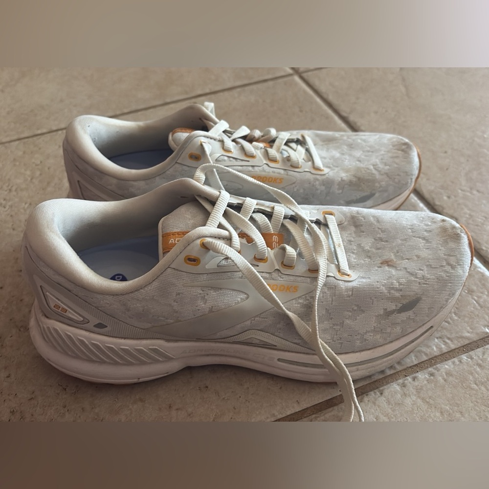 Brooks Women's White and Yellow Running Sneakers!
Worn three times! Excellent